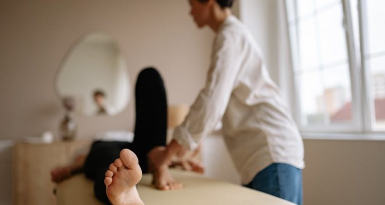 découvrez l'acupression, une technique de guérison ancestrale qui utilise la pression sur des points spécifiques du corps pour soulager le stress, améliorer la circulation et favoriser le bien-être global. apprenez comment cette méthode naturelle peut transformer votre santé.