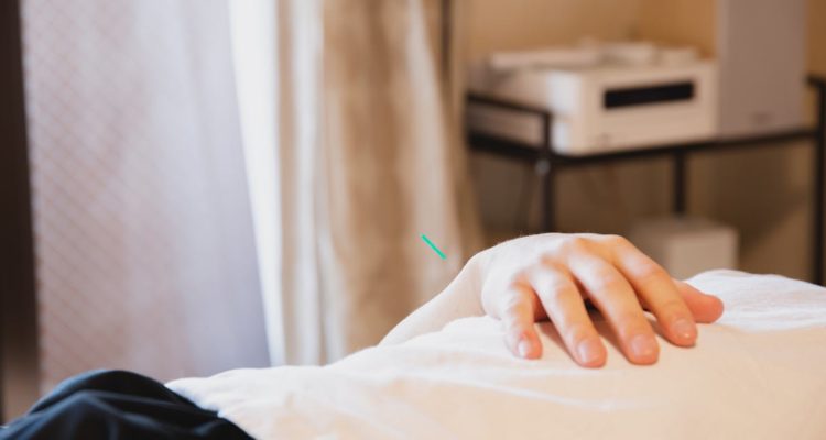 découvrez les bienfaits de l'acupression, une pratique ancestrale qui utilise la pression des doigts sur des points précis du corps pour soulager le stress, améliorer la circulation et favoriser la relaxation. apprenez les techniques simples et efficaces pour intégrer l'acupression dans votre routine quotidienne.