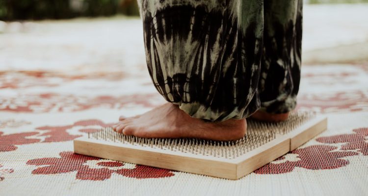 découvrez les bienfaits du tapis d'acupression : amélioration de la circulation sanguine, réduction du stress, soulagement des douleurs musculaires et relaxation profonde. un outil essentiel pour votre bien-être quotidien.