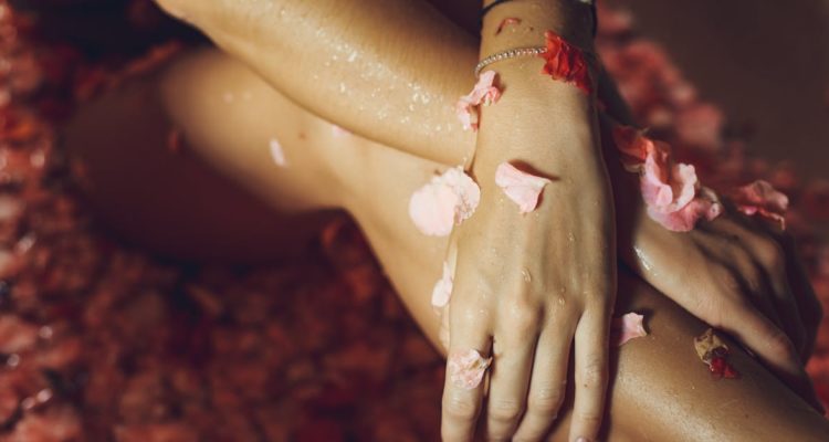 découvrez l'univers du plaisir féminin : des conseils, des techniques et des réflexions pour célébrer et explorer la sensualité au féminin. embrassez votre corps et éveillez vos sens.