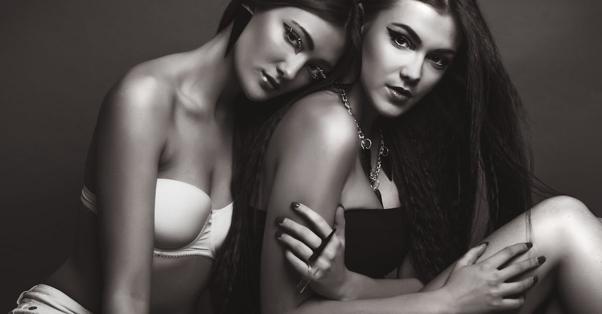 découvrez notre collection de lingerie élégante et confortable, conçue pour sublimer votre silhouette. choisissez parmi une variété de styles raffinés pour chaque occasion, alliant sensualité et bien-être.