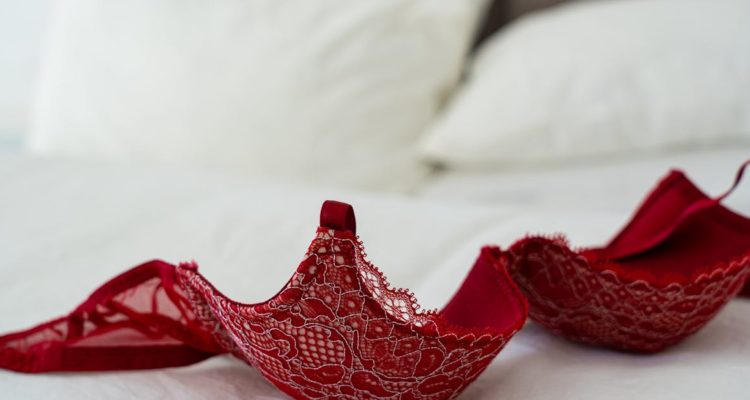 découvrez notre sélection exquise de lingerie qui allie élégance et confort. que vous cherchiez des ensembles raffinés, des modèles séduisants ou des pièces confortables pour le quotidien, notre collection saura répondre à toutes vos envies. osez la sensualité et l'affirmation de soi avec nos lingeries de qualité.