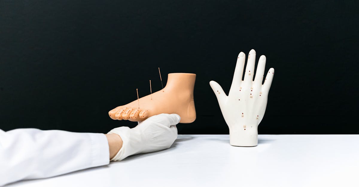 découvrez l'acupression, une pratique de guérison ancestrale qui utilise des points de pression sur le corps pour soulager le stress, réduire la douleur et améliorer le bien-être. apprenez à maîtriser cette technique simple et efficace pour harmoniser votre énergie et favoriser un équilibre corporel.