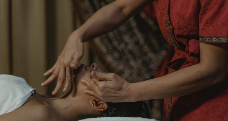 découvrez l'acupression, une méthode de guérison traditionnelle qui utilise la pression des doigts sur des points spécifiques du corps pour soulager le stress, améliorer la circulation et favoriser le bien-être général. apprenez comment cette technique simple peut transformer votre santé au quotidien.