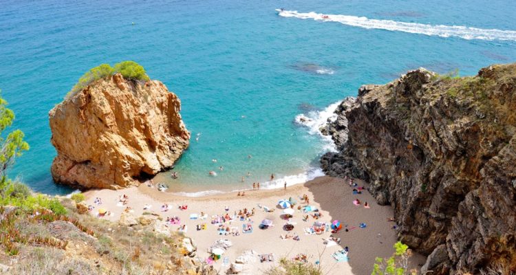 découvrez notre sélection de serviettes de plage colorées et confortables, parfaites pour vos journées ensoleillées au bord de la mer. fabriquées avec des matériaux doux et absorbants, nos serviettes sont idéales pour se sécher après la baignade ou pour s'allonger sur le sable. profitez du style et de la praticité avec nos serviettes de plage tendance.