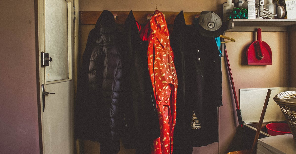 découvrez notre porte-manteau élégant et fonctionnel, conçu pour organiser votre espace de manière esthétique. idéal pour accueillir vos manteaux, chapeaux et accessoires, il s'adapte parfaitement à tous les intérieurs.