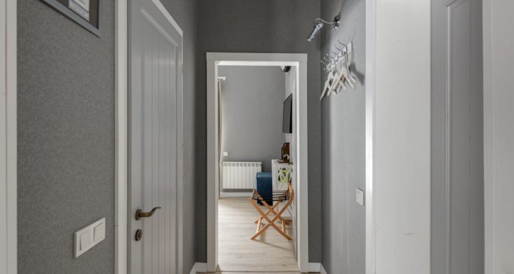 découvrez notre porte-manteau élégant et fonctionnel, idéal pour organiser vos vêtements et accessoires. parfait pour ajouter une touche de style à votre entrée tout en optimisant l'espace. fonctionnalité et esthétique se rencontrent pour votre confort au quotidien.