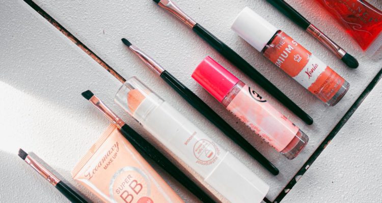 découvrez des astuces pratiques et élégantes pour organiser votre matériel de maquillage. transformez votre routine beauté avec des solutions de rangement innovantes et fonctionnelles qui vous aideront à garder votre espace de travail ordonné et inspirant.