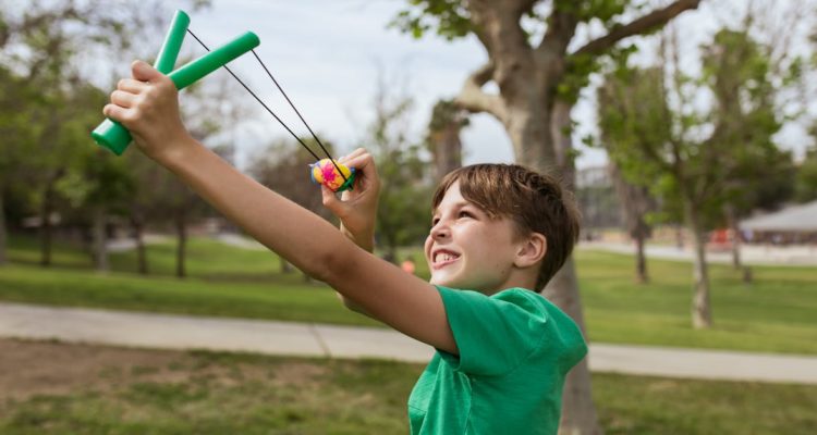 découvrez le slingshot, un accessoire ludique et innovant qui offre des moments de plaisir inoubliables. parfait pour les amateurs de sensations fortes, cet outil polyvalent est idéal pour le tir, le sport et le jeu. explorez nos conseils et techniques pour maîtriser cet appareil captivant.