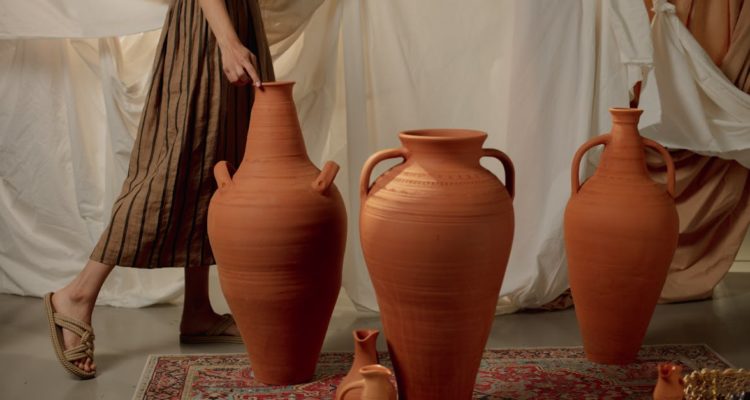 découvrez notre collection élégante de robes en terracotta, parfaites pour toutes les occasions. alliant confort et style, ces robes sauront mettre en valeur votre silhouette tout en apportant une touche de chaleur à votre garde-robe. idéales pour l'été, les pièces en terracotta se marient facilement avec des accessoires variés.