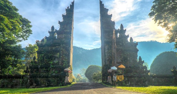 découvrez bali, une île indonésienne réputée pour ses plages paradisiaques, ses temples majestueux et sa culture vibrante. préparez votre voyage et explorez ses merveilles naturelles et spirituelles.